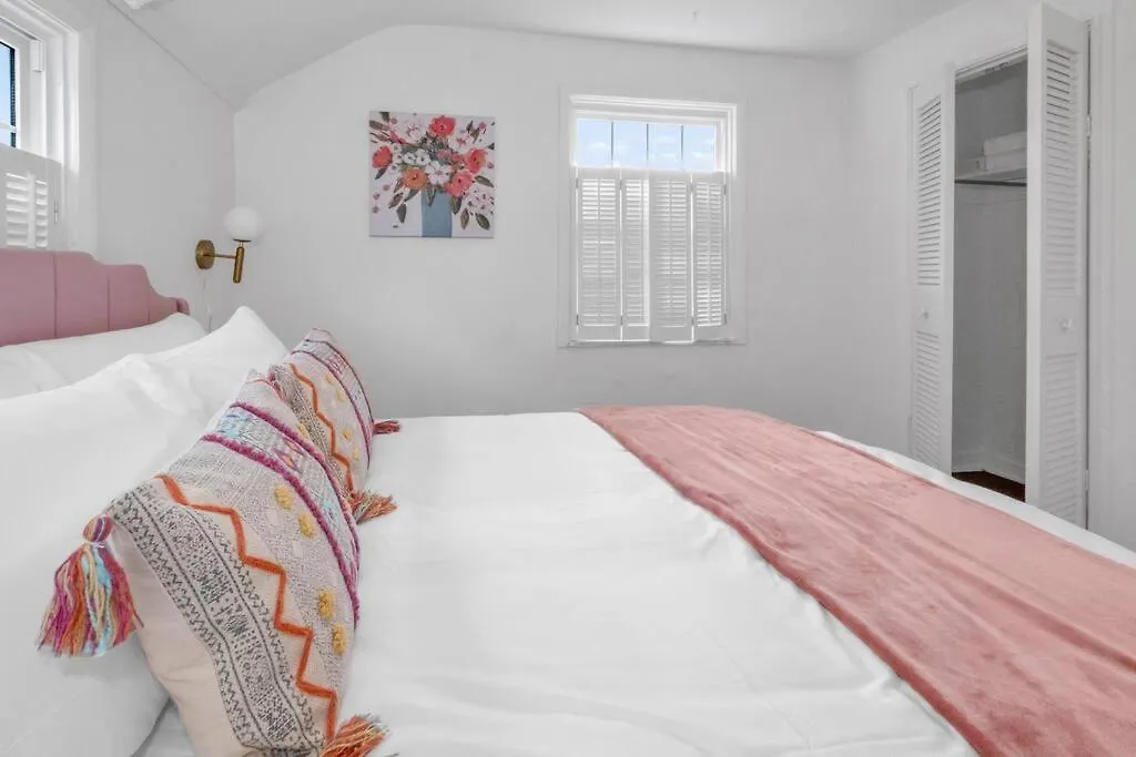 Villa Brand New, Renovated Urban Oasis With Plenty Of Parking Pittsburgh USA